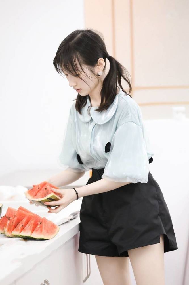 李浩菲古灵精怪的穿搭真好看!