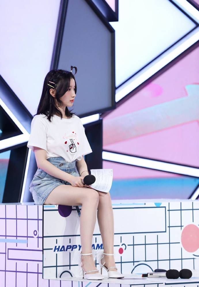 李浩菲古灵精怪的穿搭真好看!