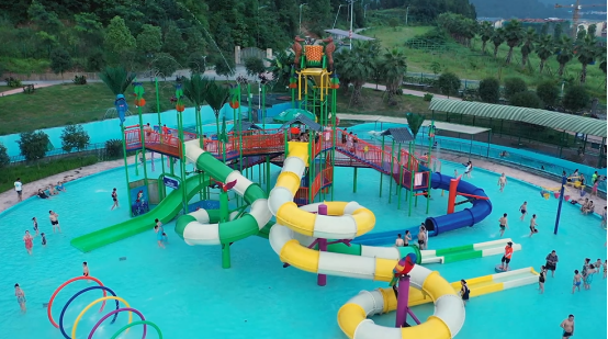 一季清凉的夏日与水是分不开的,想不想体验在群山环绕的环境中戏水的