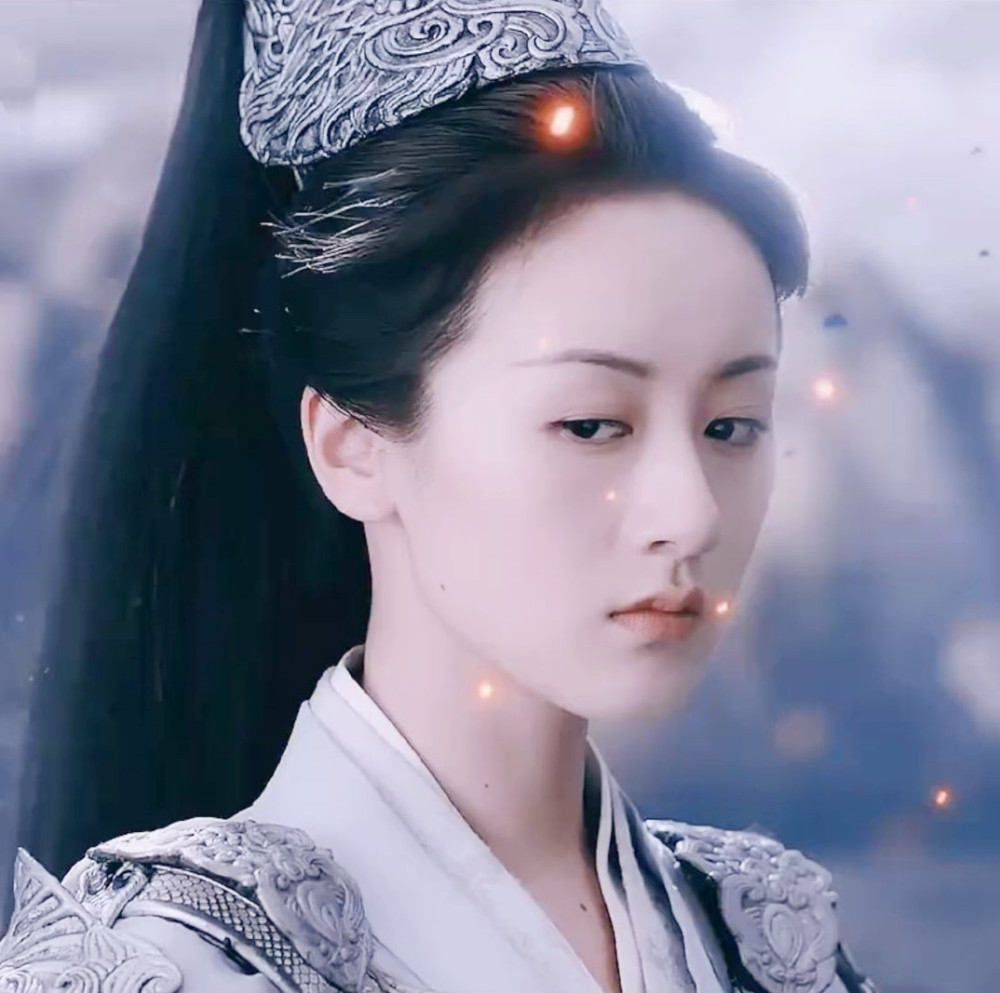 虽然前世的战神人格还没上线,但是从预告看来,她演的战神威武霸气