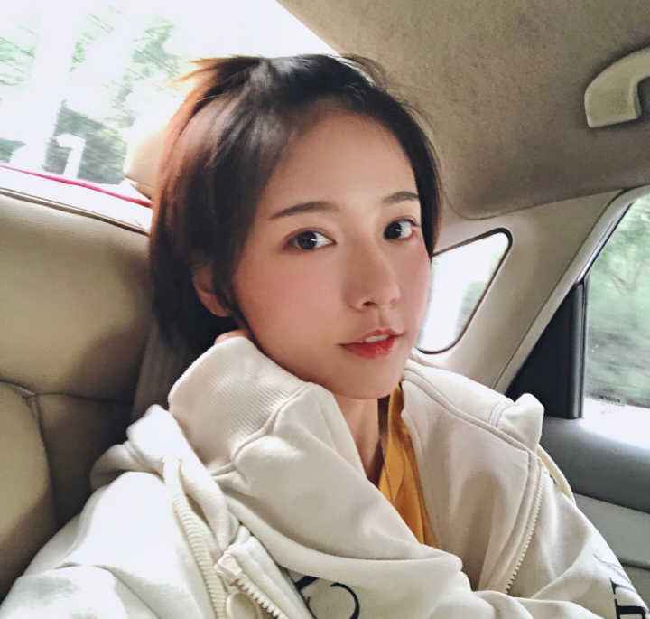 网友们扒出成果昔时甜美风的旧照之后发现,她某些角度看上去与日本