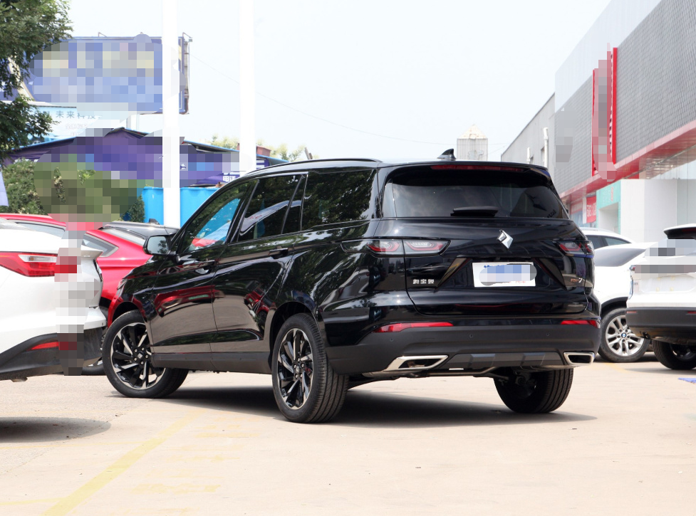 五菱新款7座suv即将上市长近5米轴距近3米19英寸轮胎177马力