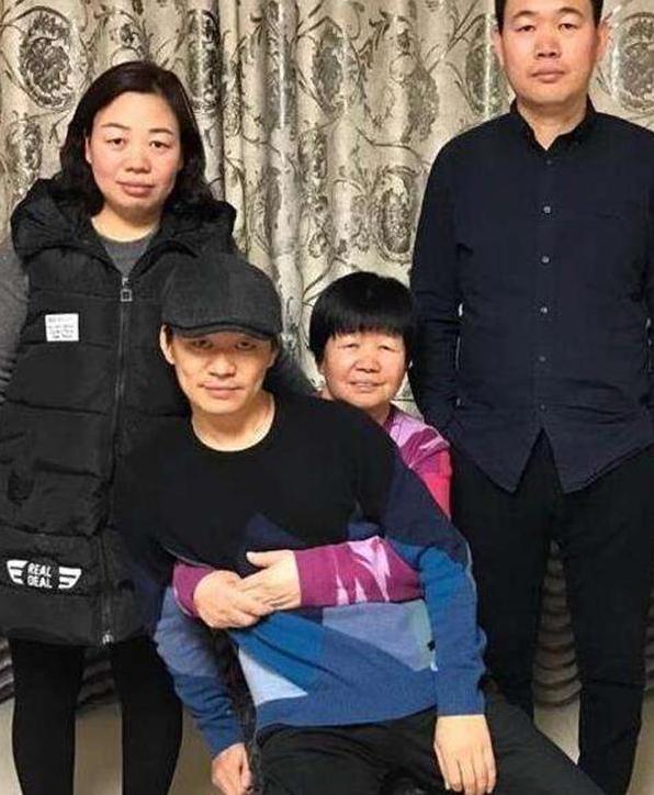 王宝强|王宝强身家上亿，但亲哥却在村头卖煎饼，哥哥回答太真实
