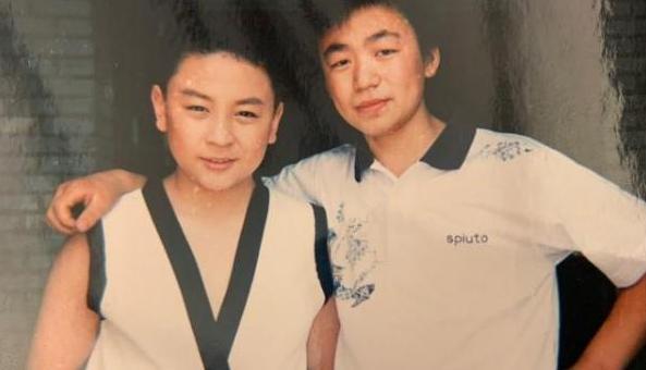 王宝强|王宝强身家上亿，但亲哥却在村头卖煎饼，哥哥回答太真实