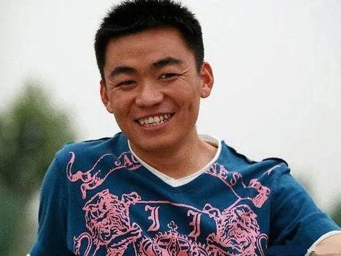 王宝强|王宝强身家上亿，但亲哥却在村头卖煎饼，哥哥回答太真实