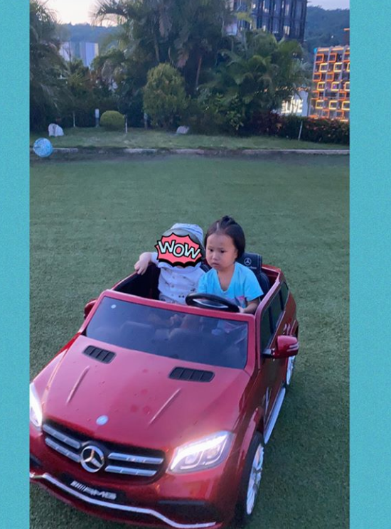 安以轩|安以轩挺大肚带儿子与闺蜜小聚，吐舌比V调皮十足，临近产期状态好