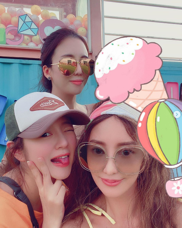 安以轩|安以轩挺大肚带儿子与闺蜜小聚，吐舌比V调皮十足，临近产期状态好