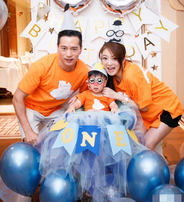 安以轩|安以轩挺大肚带儿子与闺蜜小聚，吐舌比V调皮十足，临近产期状态好