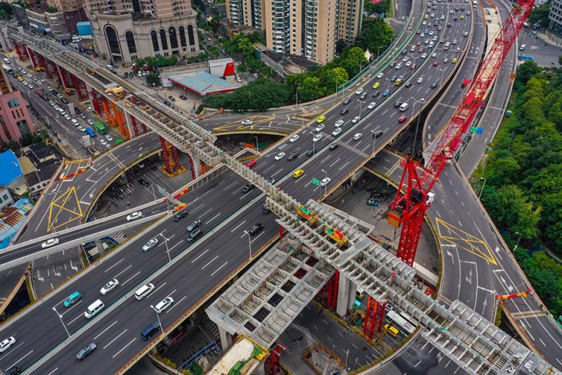 上海北横通道跨南北高架最高点钢梁启动吊装9月中旬钢结构将全部贯通
