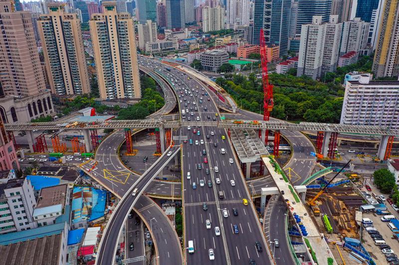 上海北横通道跨南北高架最高点钢梁启动吊装9月中旬钢结构将全部贯通