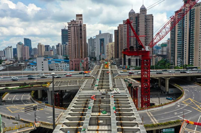 上海北横通道跨南北高架最高点钢梁启动吊装9月中旬钢结构将全部贯通