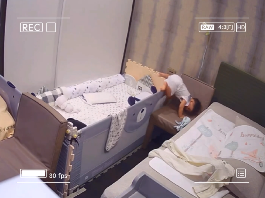 安以轩|安以轩挺大肚带儿子与闺蜜小聚，吐舌比V调皮十足，临近产期状态好