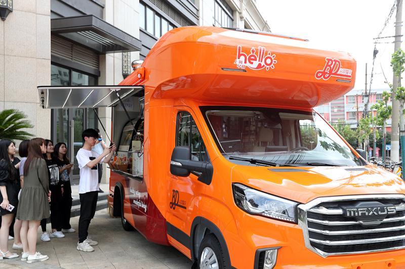 房车改餐车,上海光明流动餐车上街试运营,每辆至少有40种餐食可选