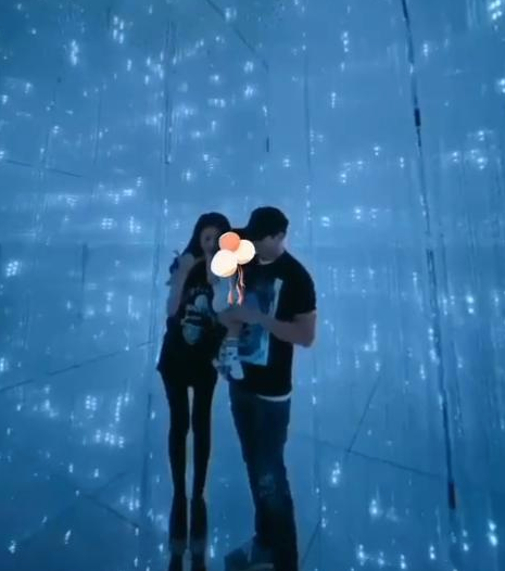 安以轩|安以轩挺大肚带儿子与闺蜜小聚，吐舌比V调皮十足，临近产期状态好