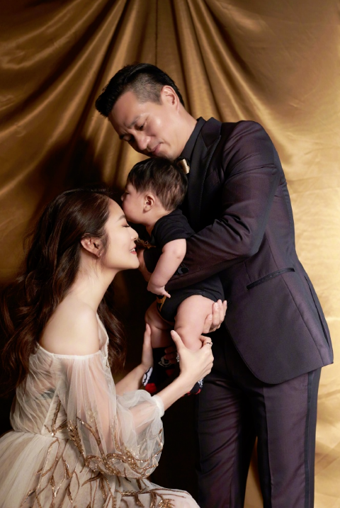 安以轩|安以轩挺大肚带儿子与闺蜜小聚，吐舌比V调皮十足，临近产期状态好