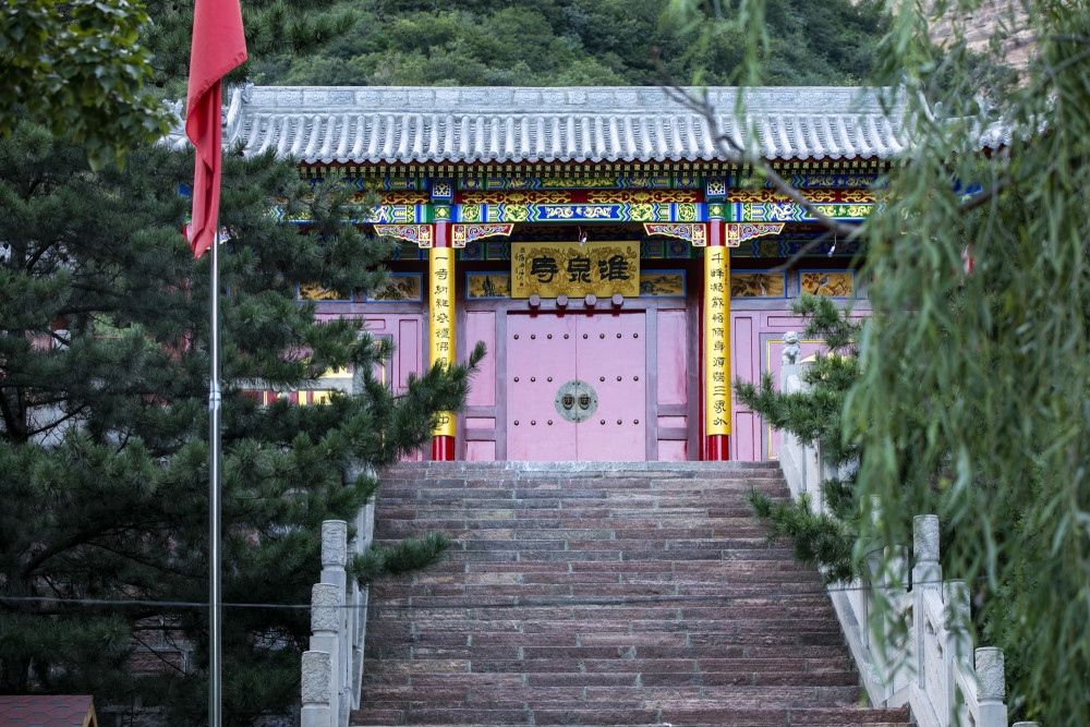 朝,元代至正三年重修,原名石佛寺,在明正德九年再度重修后,更名槐泉寺