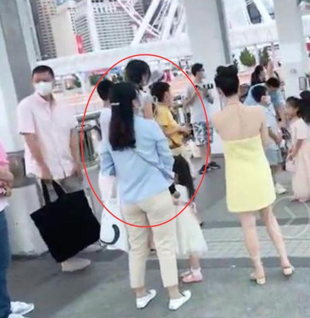 方媛|郭富城知道吗？方媛和闺蜜疑用同款冲浪板摆拍，潘玮柏妻子也有类似行为