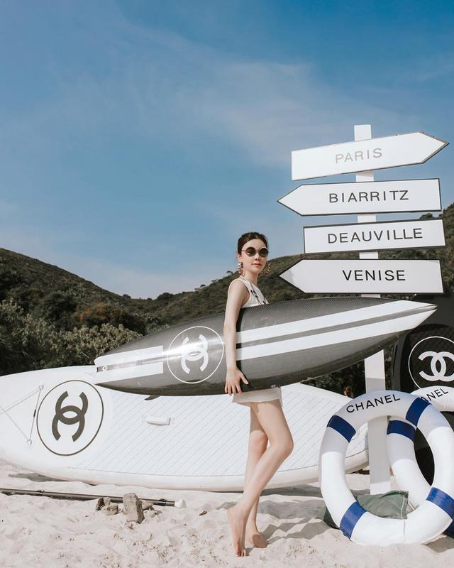 方媛|郭富城知道吗？方媛和闺蜜疑用同款冲浪板摆拍，潘玮柏妻子也有类似行为