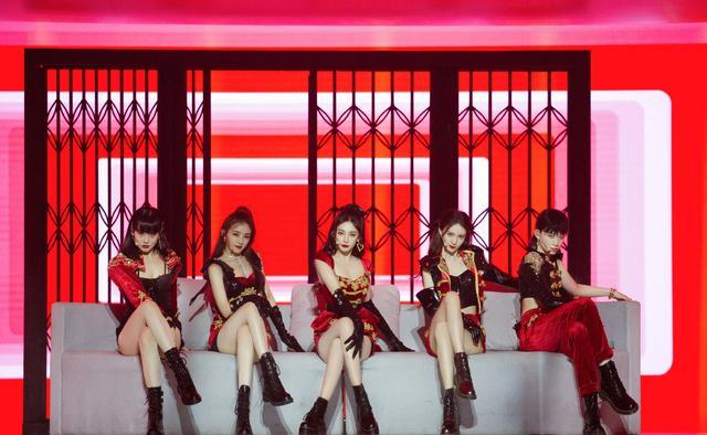 乘风破浪的姐姐|《乘风破浪的姐姐》冲浪榜最新排名，万茜稳居第一，她却没进前十