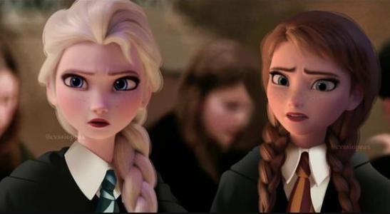 艾莎女王玩穿越不仅cos哈利波特还扮演蜘蛛侠