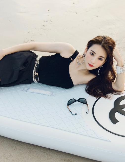 方媛|郭富城知道吗？方媛和闺蜜疑用同款冲浪板摆拍，潘玮柏妻子也有类似行为