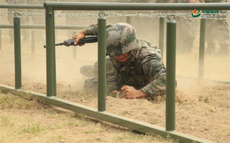 侧高姿匍匐前进.