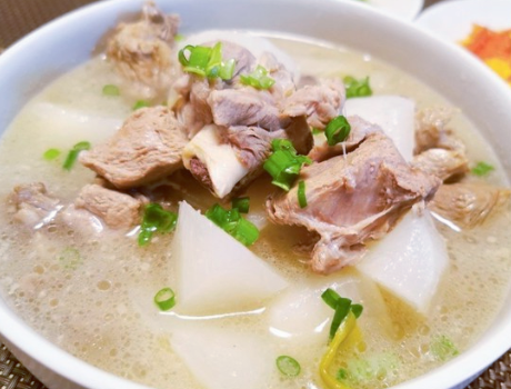 第四步,在煮汤的过程中,白萝卜洗净后切成块,枸杞事先放入清水中泡一