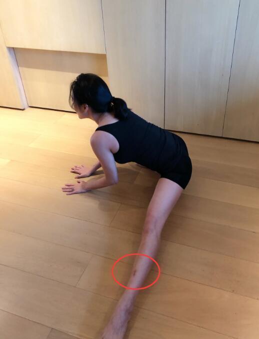 从视频中我们可以看懂她身穿黑色紧身练舞服,身材堪称火辣,动作专业全