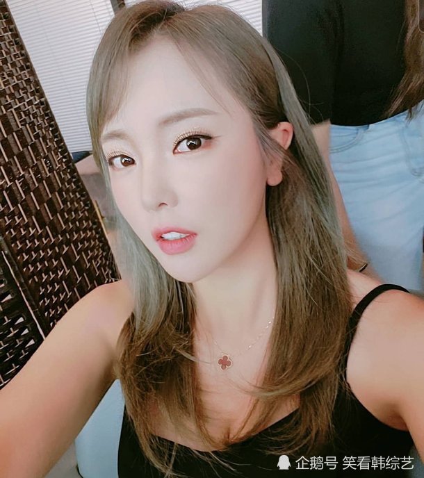 23日下午,洪真英在个人sns上传了一张自拍照,"今天是刘海 #从今天开始