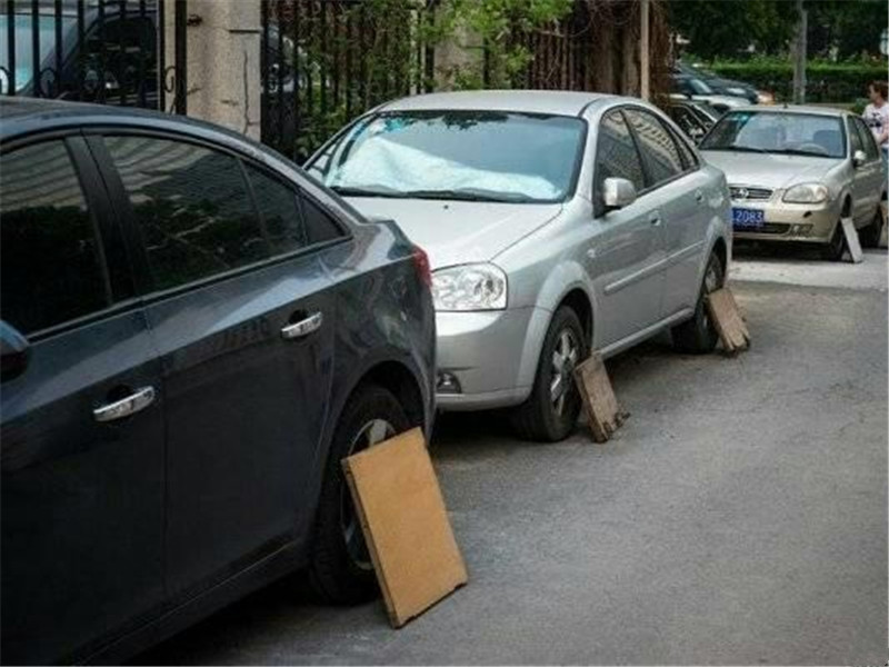 北京|北京用车怪象，停车后为啥要用木板挡住轮胎？当地人：都是逼的！