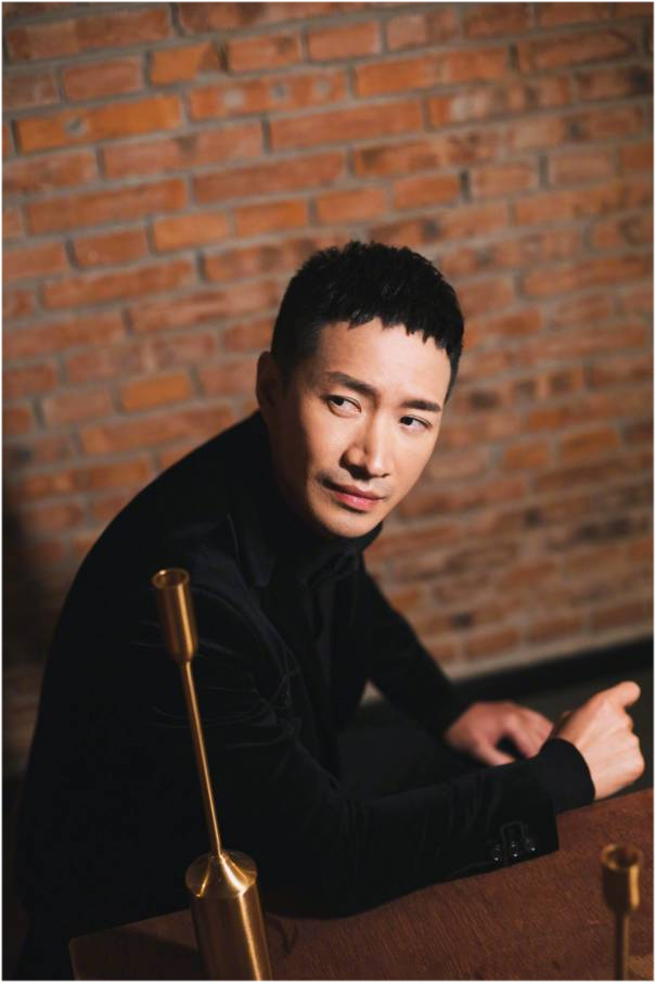 45岁何晟铭近况曝光满头白发拍戏皱纹明显跟代拍打招呼被夸有礼貌