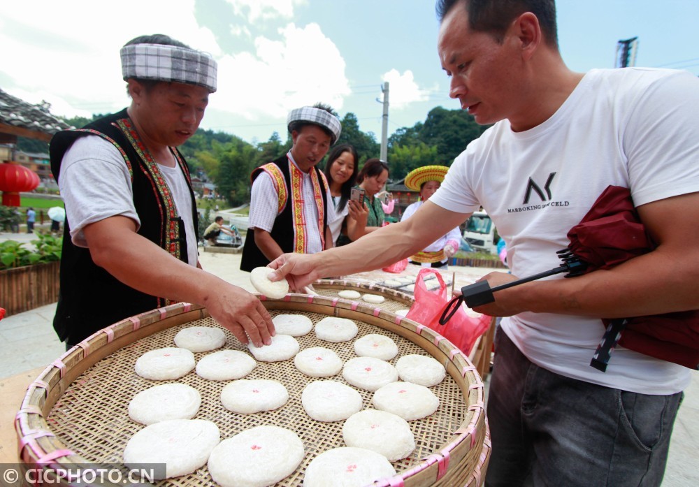 湖南省邵阳市隆回县虎形山瑶族乡崇木凼村,游客在"讨僚皈"节日上赶集