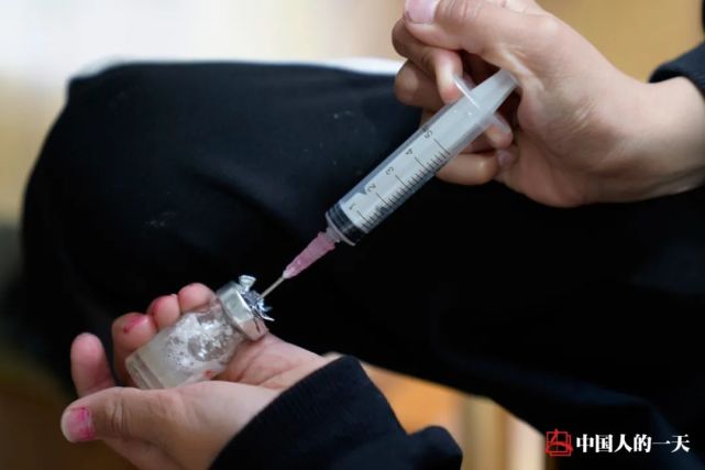 男孩6岁起照顾残疾爸妈,帮妈妈打针,常年只吃青菜土豆|下山之后