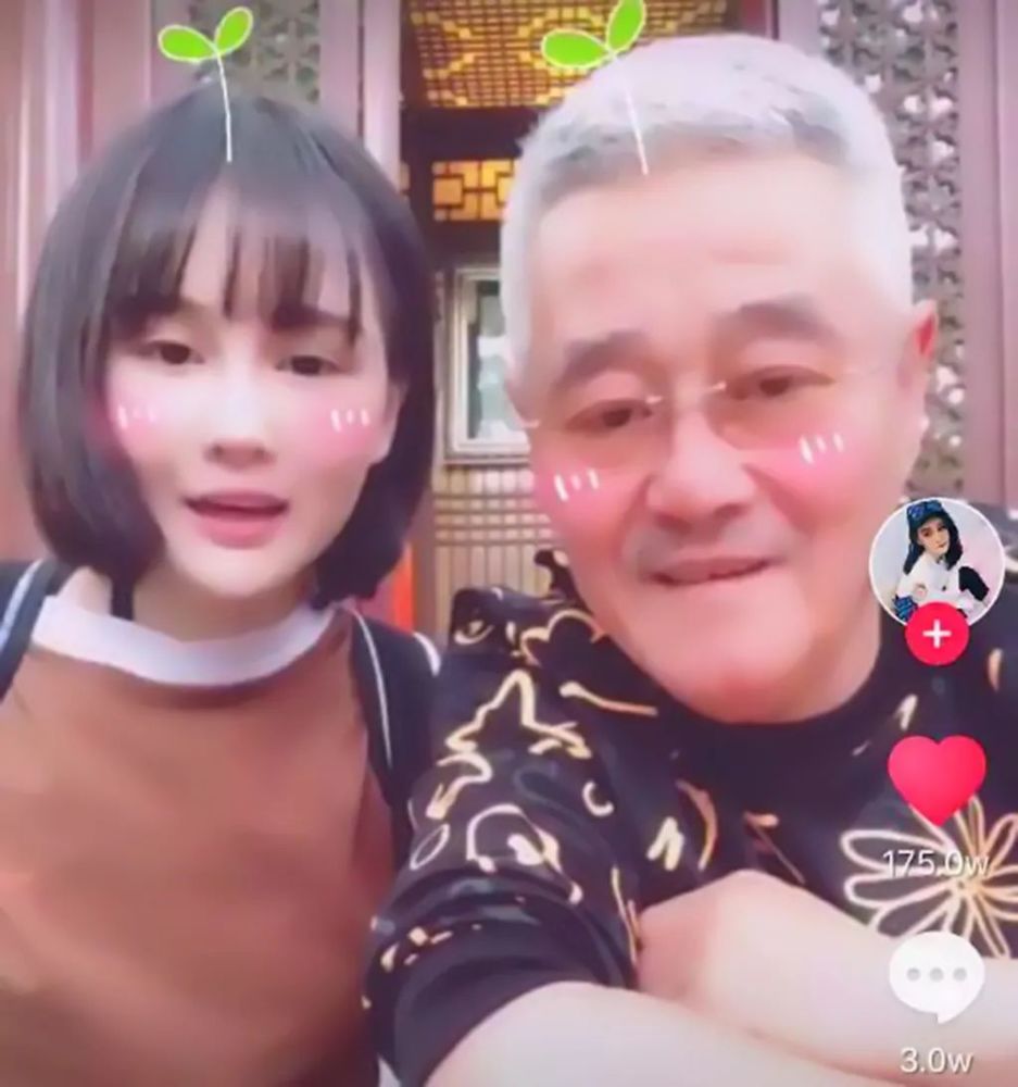 赵本山|赵本山现身《刘老根》拍摄地，满头白发仍奋力工作，女儿却秀假牙