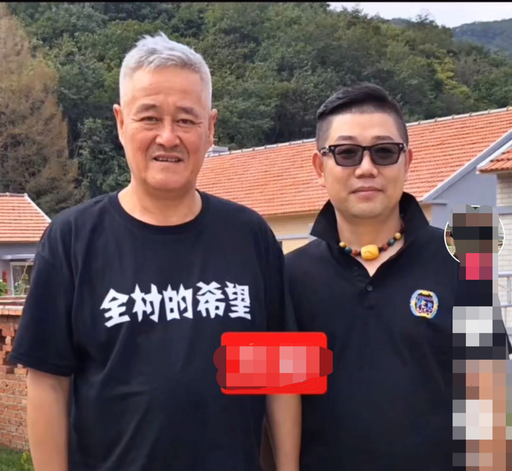 赵本山|赵本山现身《刘老根》拍摄地，满头白发仍奋力工作，女儿却秀假牙