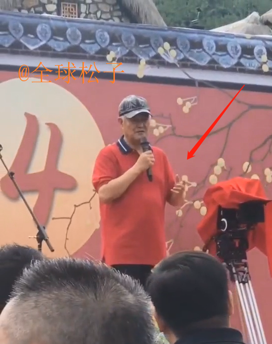 刘老根4|《刘老根4》开机仪式，赵本山登台讲话，头发全白肚腩明显