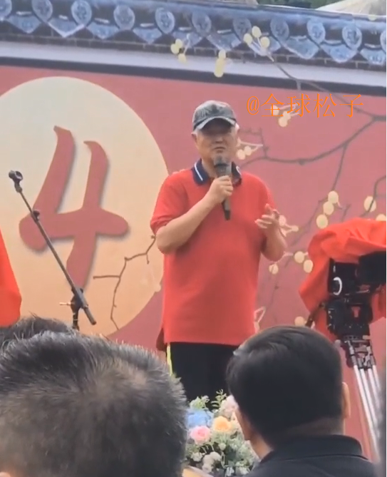 刘老根4|《刘老根4》开机仪式，赵本山登台讲话，头发全白肚腩明显