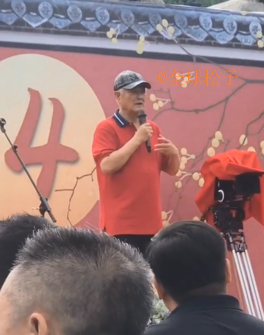 刘老根4|《刘老根4》开机仪式，赵本山登台讲话，头发全白肚腩明显