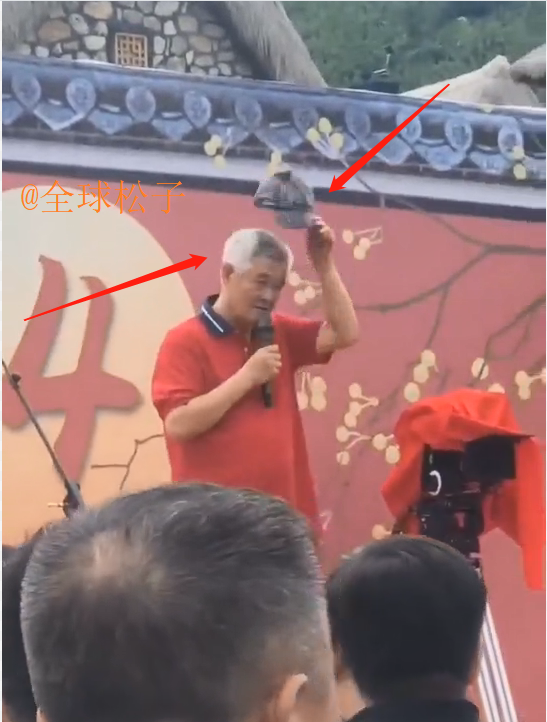 刘老根4|《刘老根4》开机仪式，赵本山登台讲话，头发全白肚腩明显