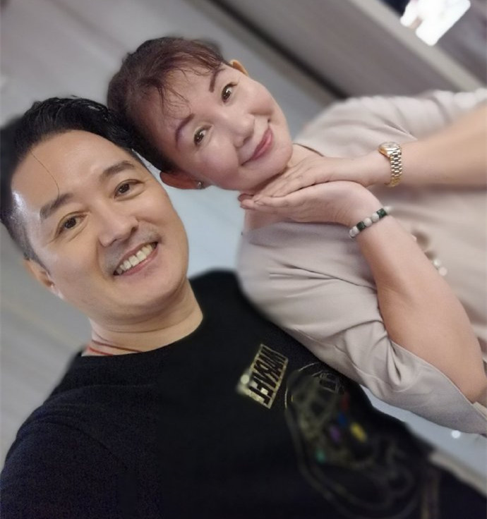 值得一提的是,李志希还有一个双胞胎兄弟李志奇,两人几乎长一样,因此