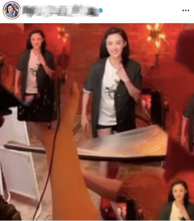 张柏芝|40岁张柏芝不服老，打扮青春极力凹造型拍照，腹部隆起疑再次怀孕