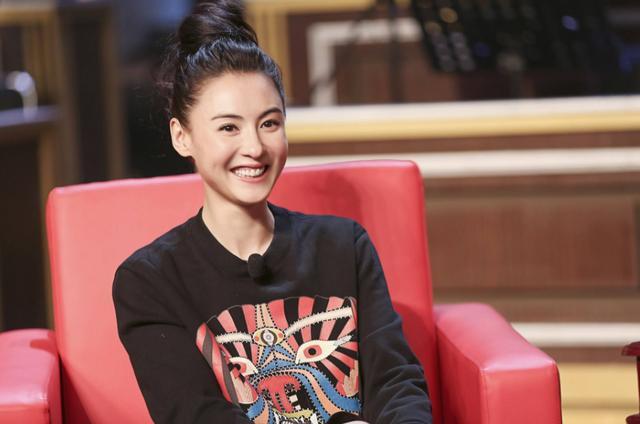 张柏芝|40岁张柏芝不服老，打扮青春极力凹造型拍照，腹部隆起疑再次怀孕