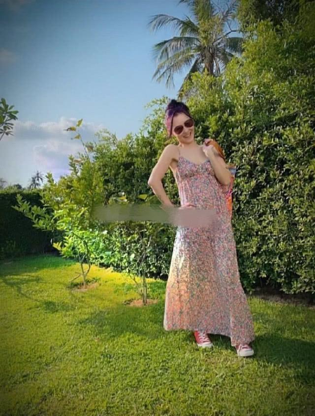 张柏芝|40岁张柏芝不服老，打扮青春极力凹造型拍照，腹部隆起疑再次怀孕