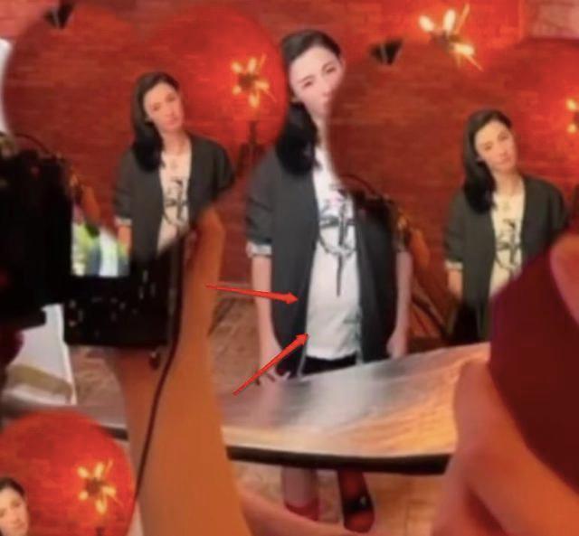 张柏芝|40岁张柏芝不服老，打扮青春极力凹造型拍照，腹部隆起疑再次怀孕