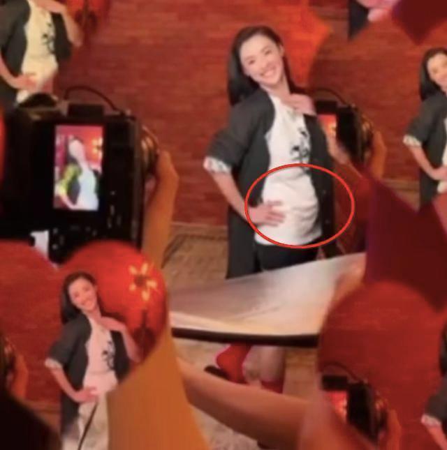 张柏芝|40岁张柏芝不服老，打扮青春极力凹造型拍照，腹部隆起疑再次怀孕