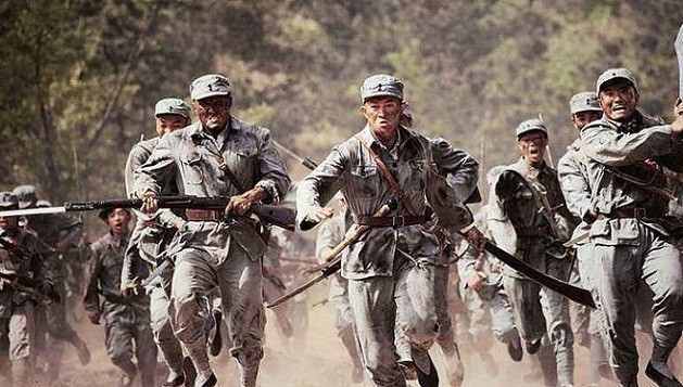 为啥冲锋陷阵的八路军不会被后方的机枪打中原因很简单