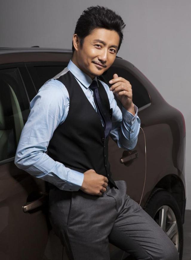 大四那年,电视剧《牵手》导演找到涂松岩邀请其出演男二号,因为拍摄