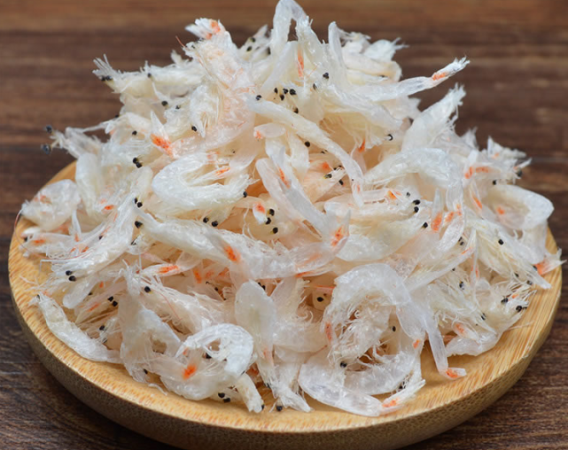 买虾皮时,要买白色的还是浅红色的?教你正确方法,别再选错了