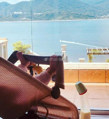 罗仲谦|罗仲谦晒女儿庆生，甜称是最好的礼物，小珍珠牵爸爸手睡着超温馨