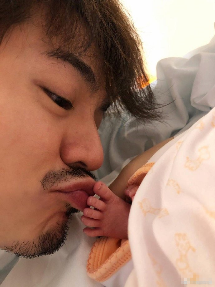 罗仲谦|罗仲谦晒女儿庆生，甜称是最好的礼物，小珍珠牵爸爸手睡着超温馨
